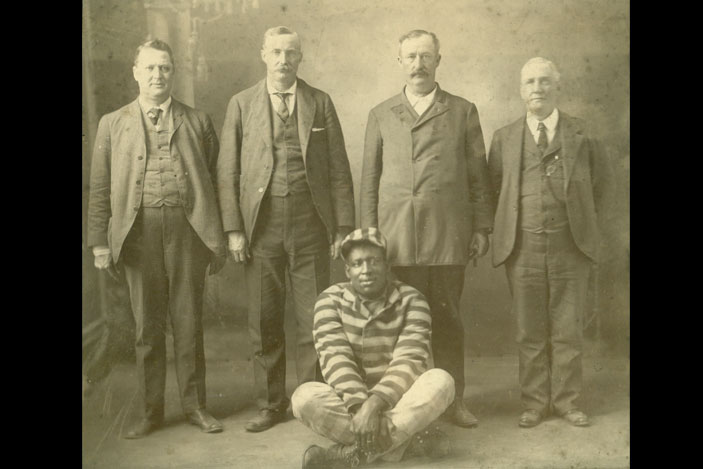 Musician Leadbelly with prison officials, Texas, 1915.