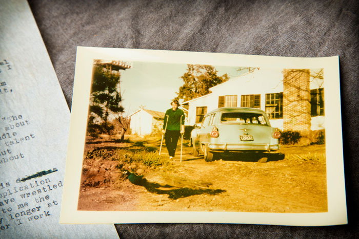 A typed letter from O'Connor to John Crowe Ransom and a color photo of O¿Connor using crutches.