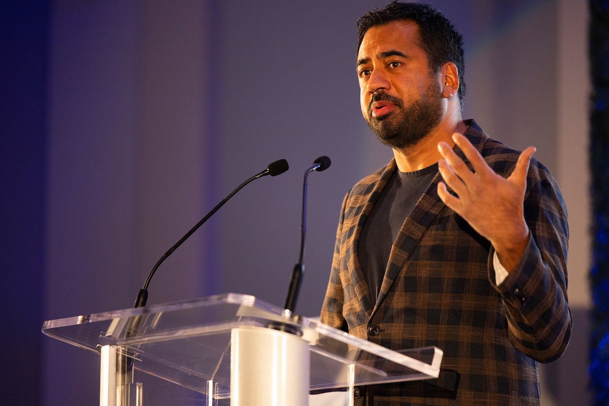 Speaker Kal Penn shares remarks with the undergraduate Class of 2023.