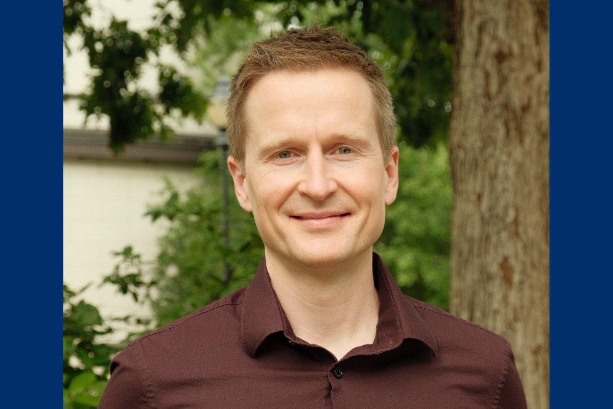 Proteins folding into their three-dimensional structure, illustration