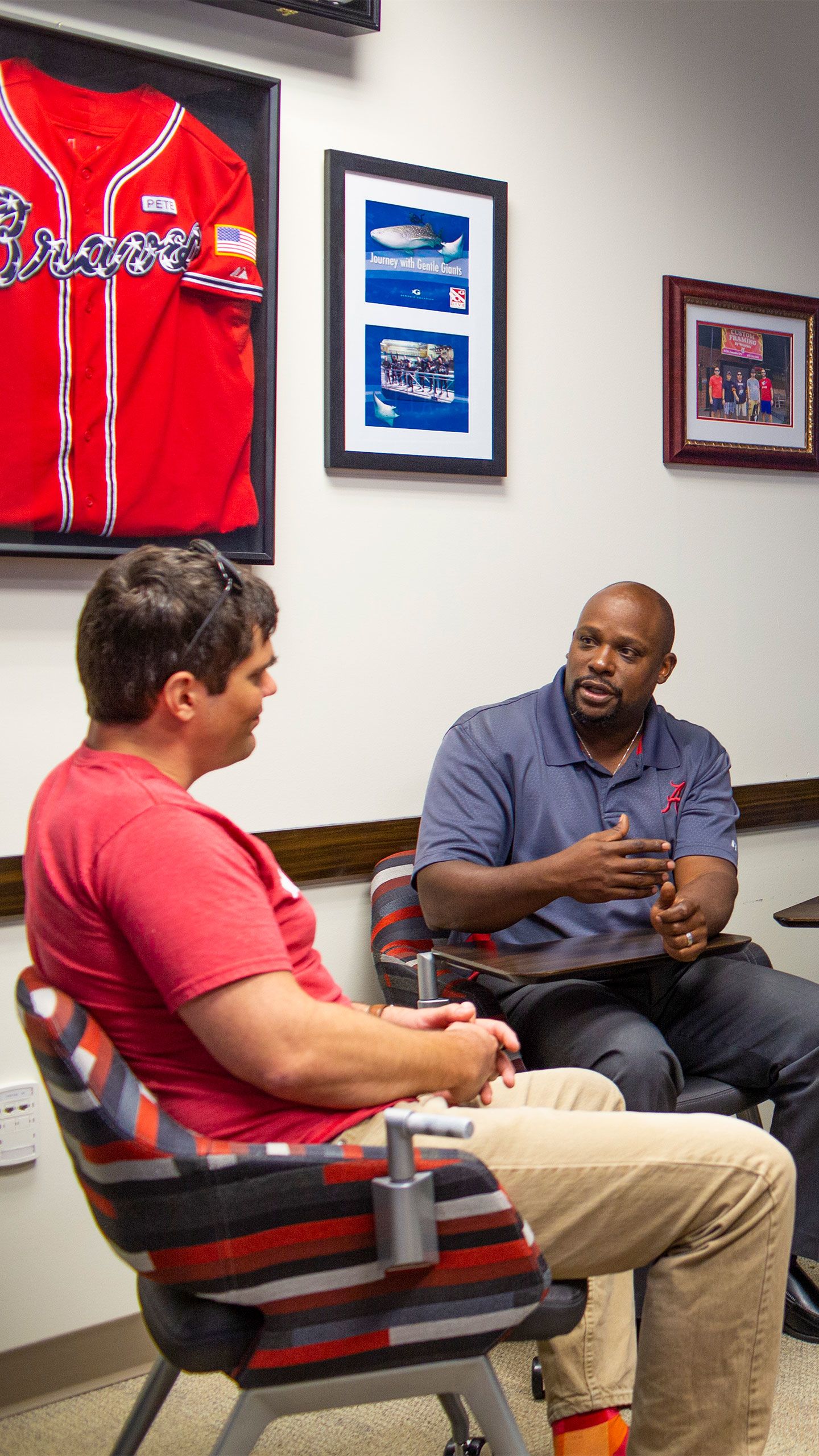 People sit in chairs in a circle having a discussion at the Emory Healthcare Veterans Program.