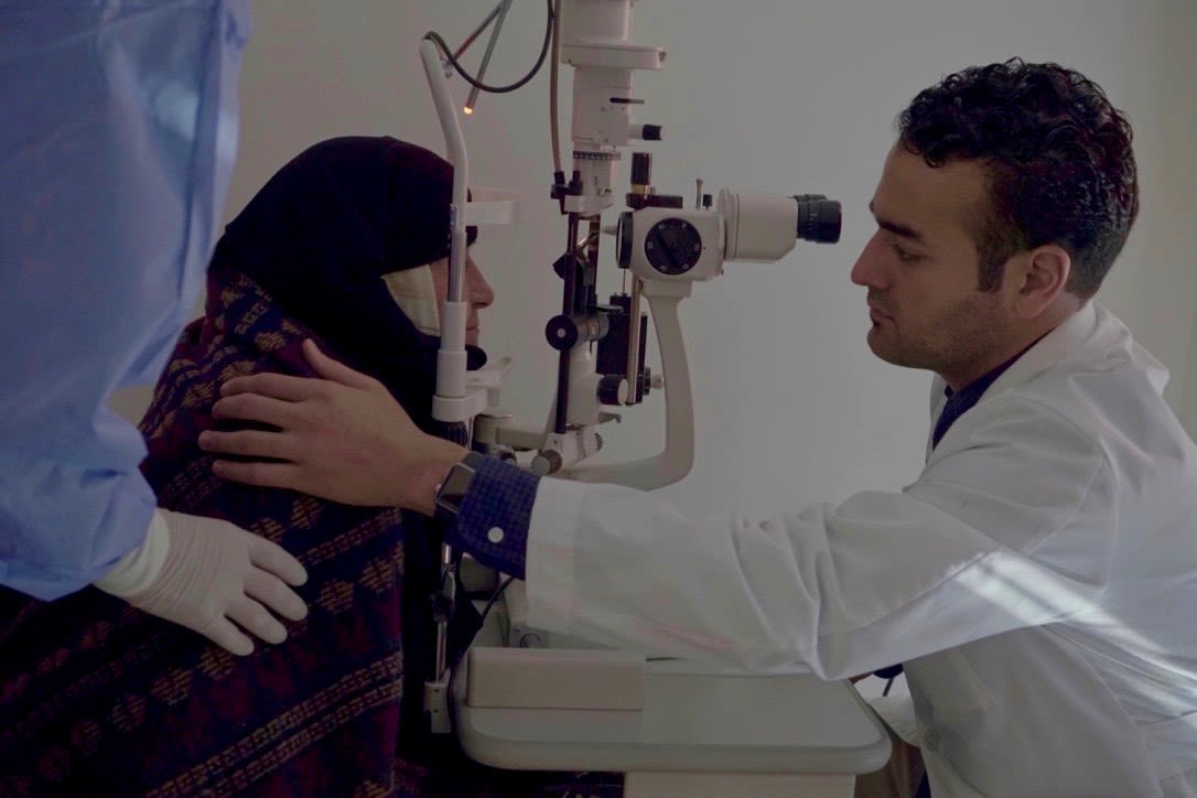 An image of Dr. Soroosh Behshad conducting an eye exam