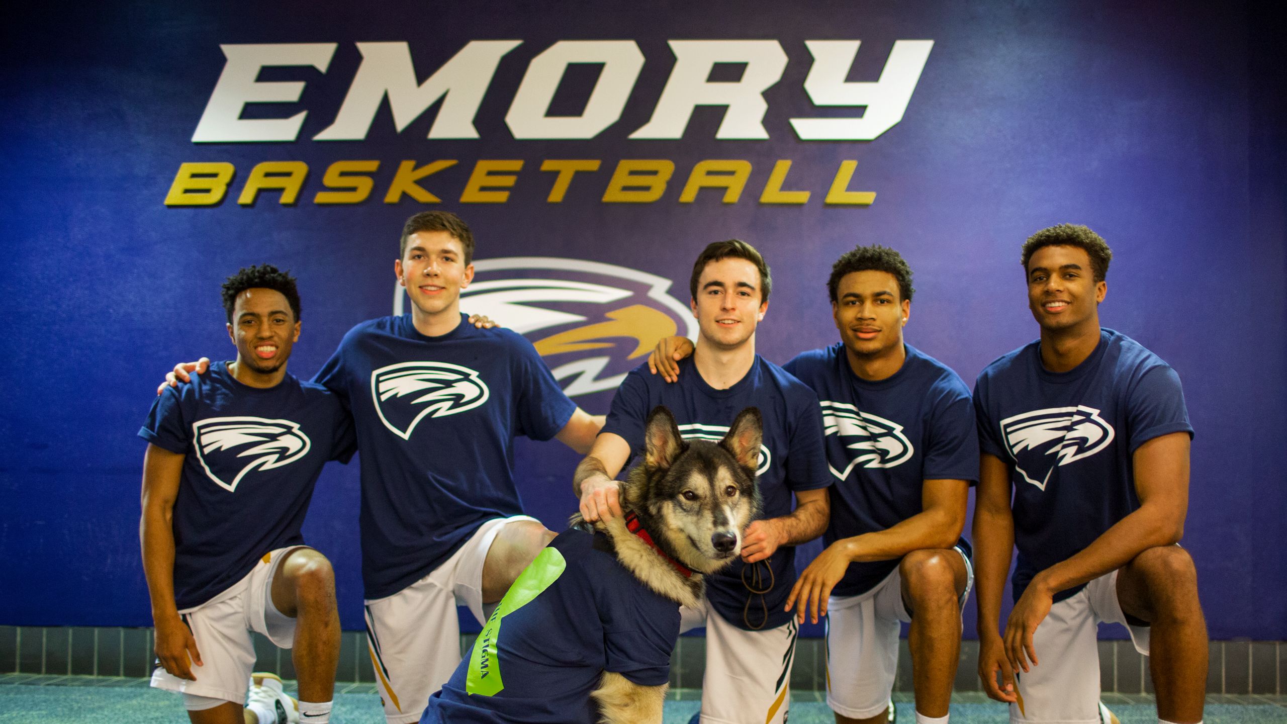 Finn poses with the Emory varsity Basketball team