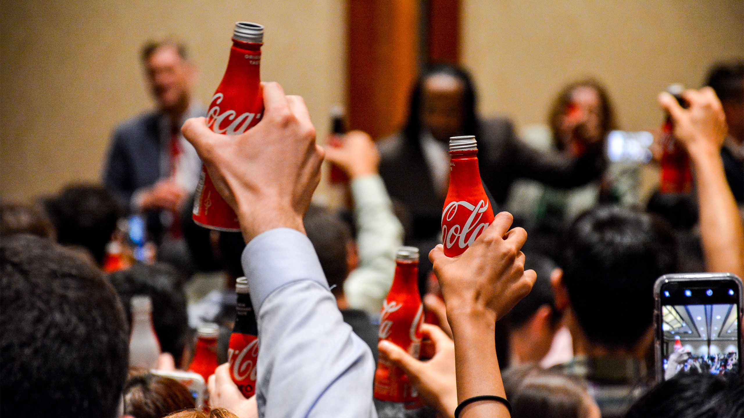 Праздник коки. Покупатели Кока колы. Клиент Кока кола. Coca Cola новый год. Coca Cola с человеком.