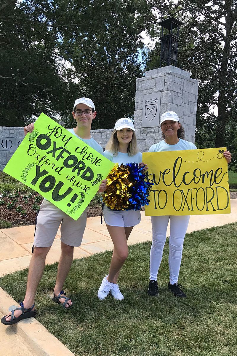 Students holding signs welcome the Class of 2023 to Oxford College.