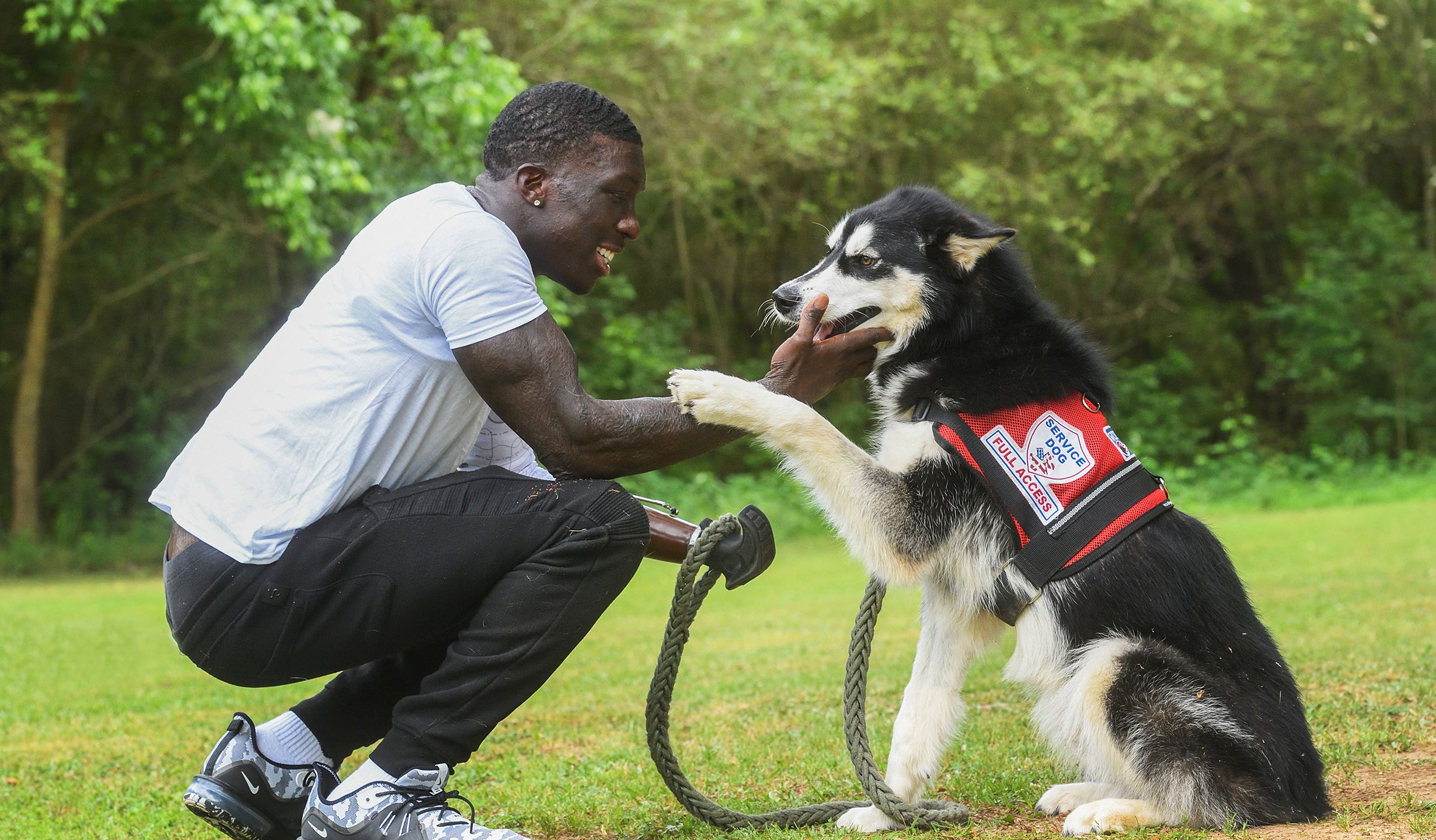 Jalen Richardson pets a therapy dog