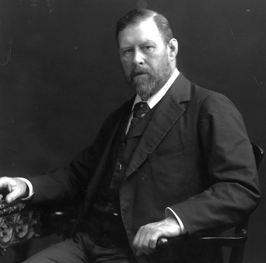 Black and white portrait photo of Bram Stoker