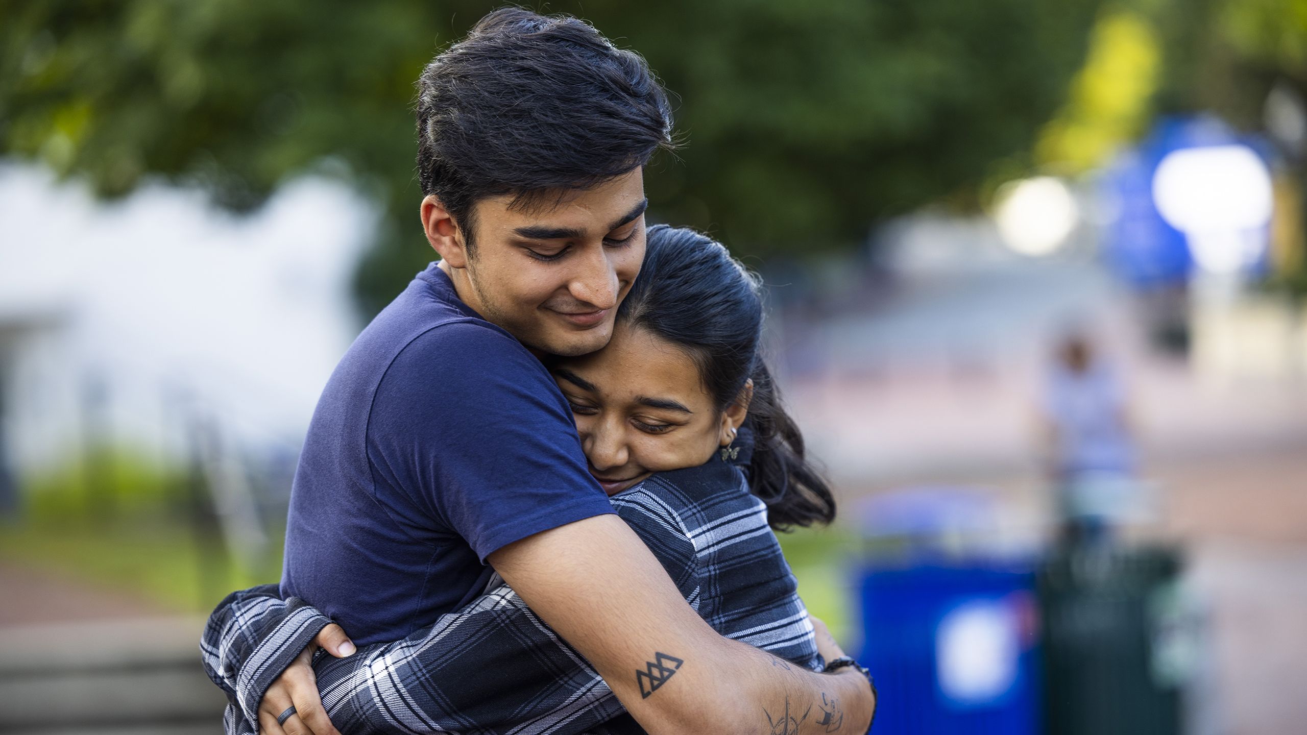 A student gives a hug on Move-In Day