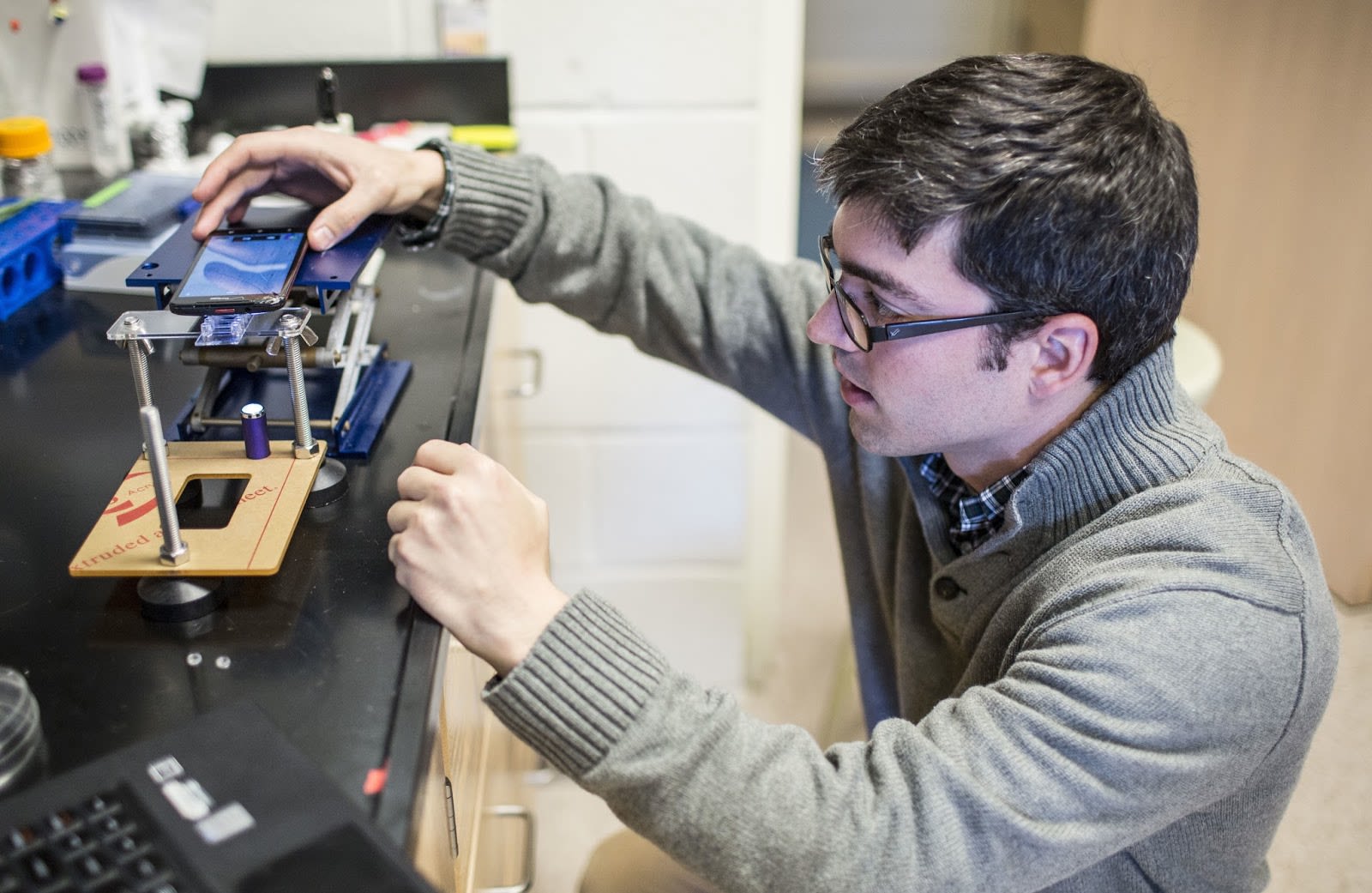 Kevin Yehl demonstrates how to track the motion of a DNA-based motor
