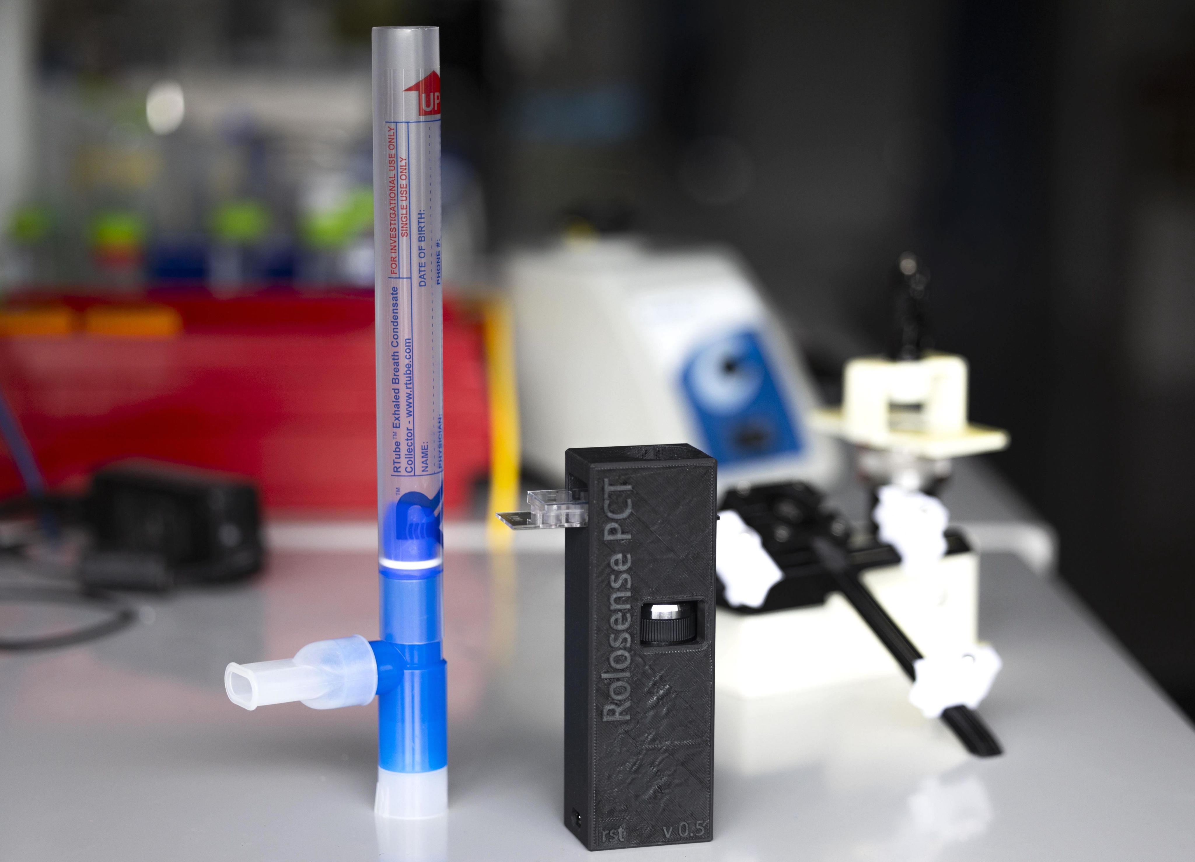 A breathing tube and the Rolosense reader