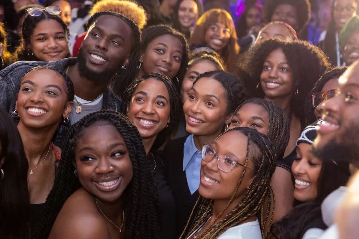 Emory students gather for a group photo with Yara Shahidi.
