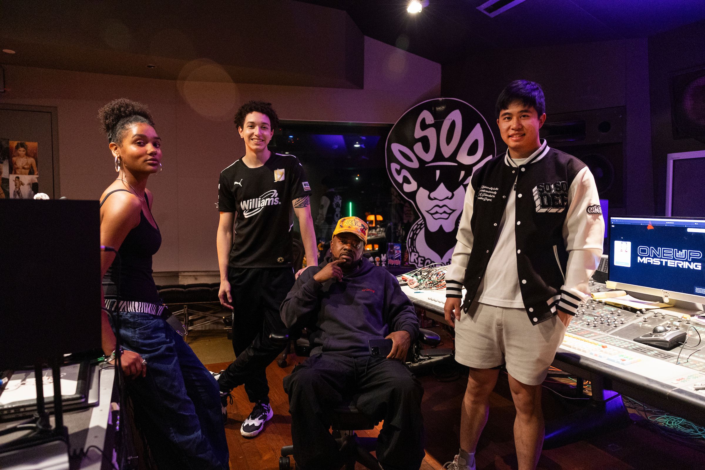 Jermaine Dupri and three Emory interns in studio