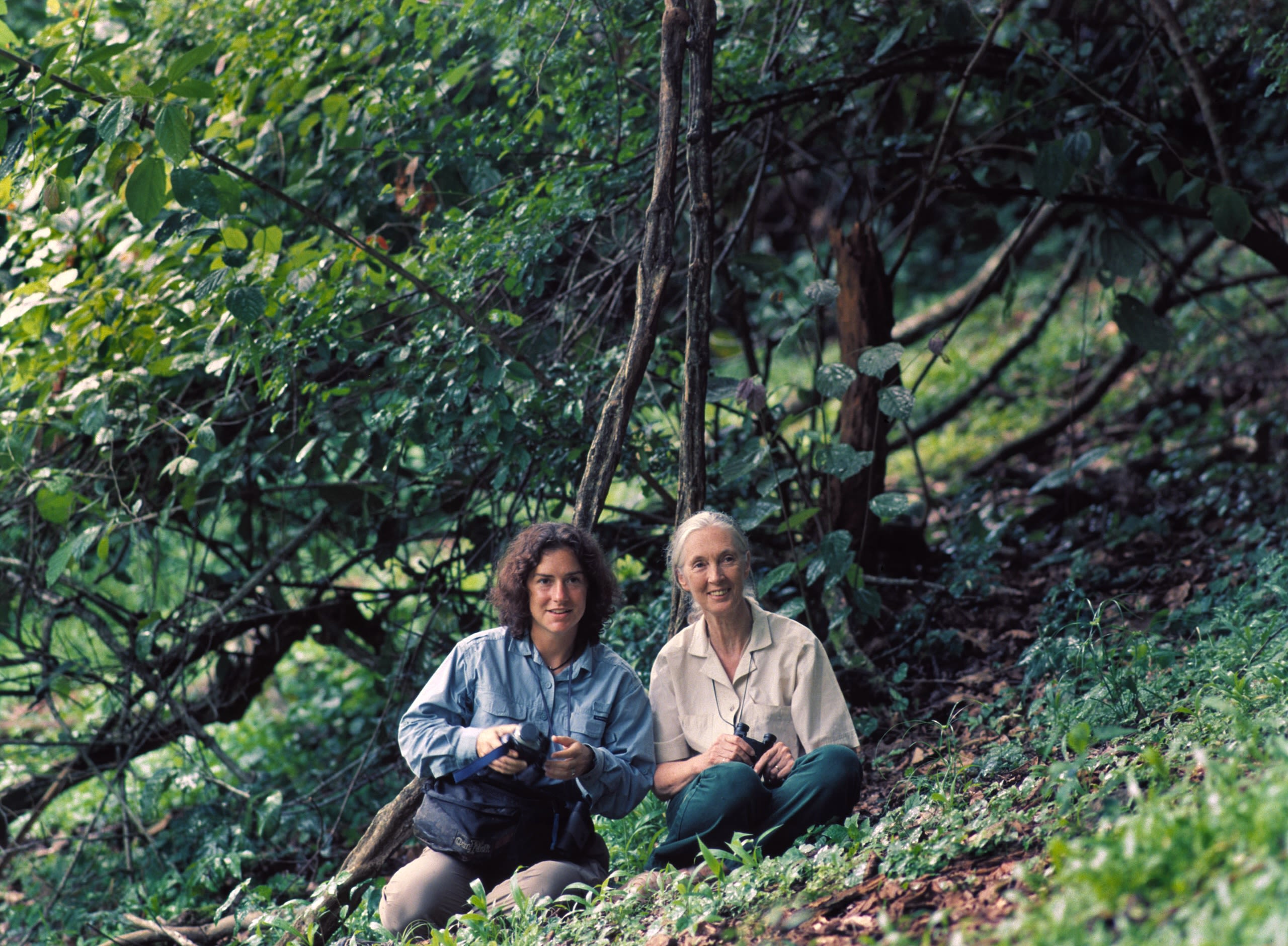 Elizabeth Lonsdorf in the field with Jane Goodall