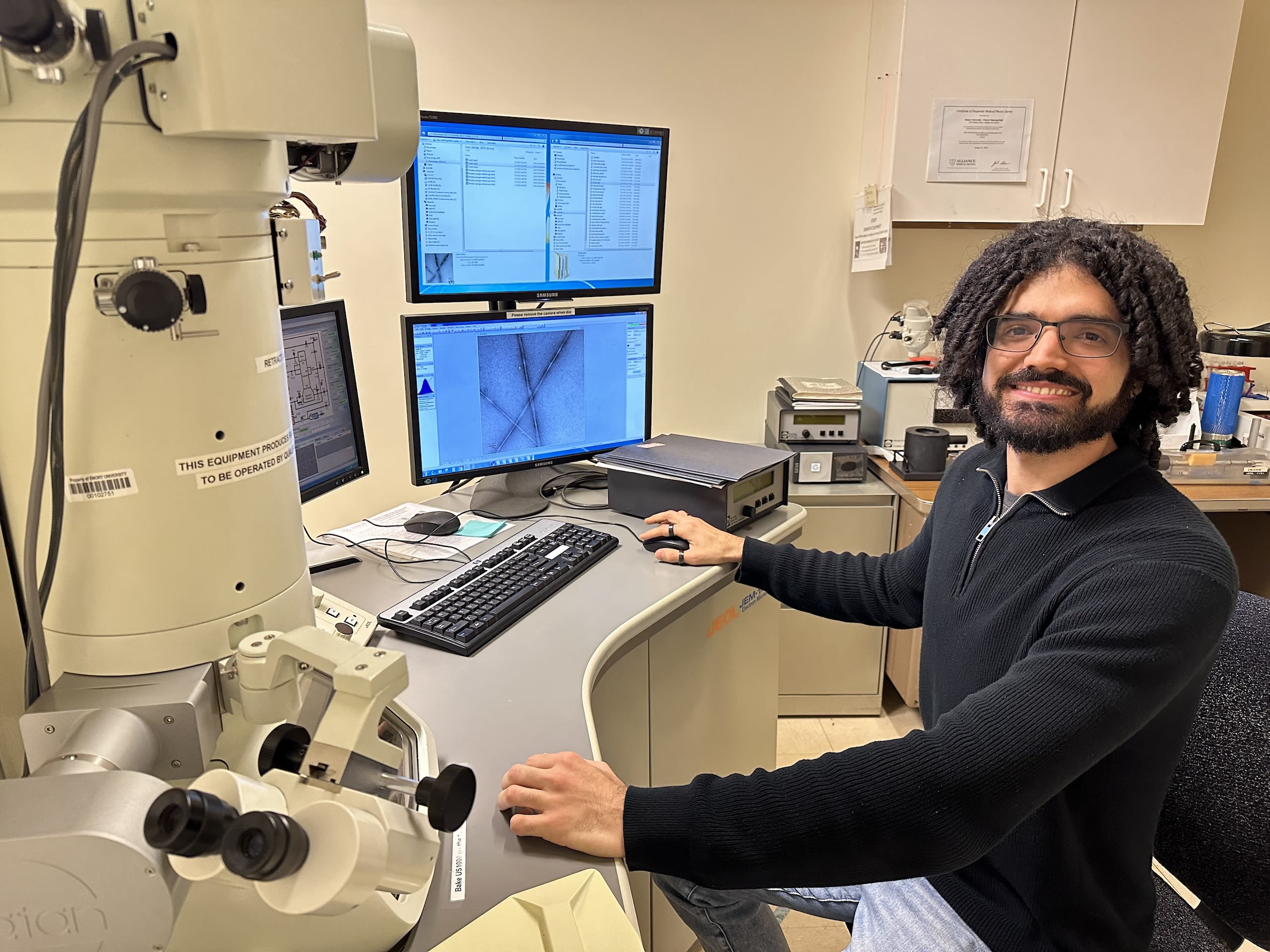 Emory graduate student Andrews Gonzalez Socorro zooms in on a cannulae sample using cryo-EM.