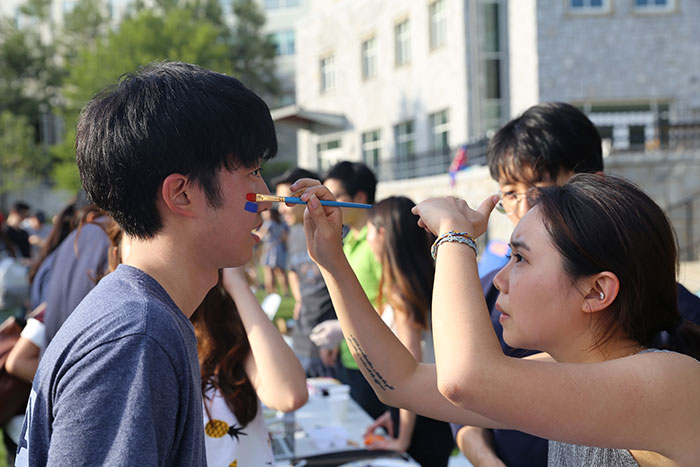 Students get their face painted at the ISLAB International Festival.