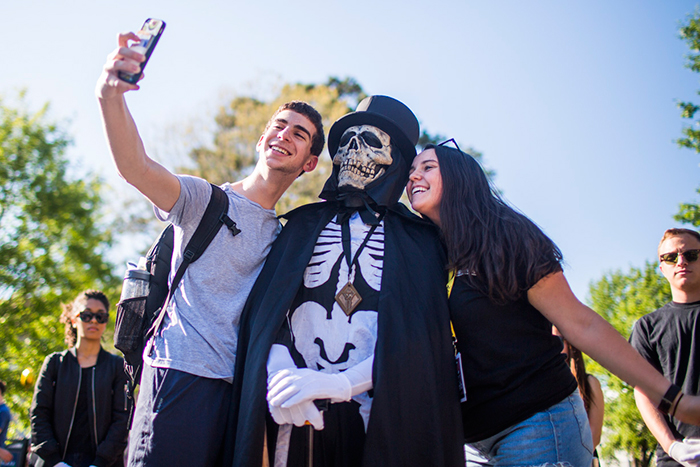 students taking selfie wiht dooley