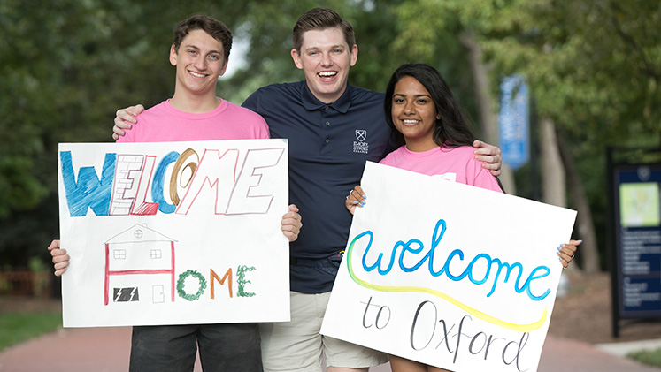 Sophomores welcome first-year students to Oxford's campus.