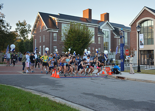 5K and 1 Mile Fun Run participants kick off Family Weekend.