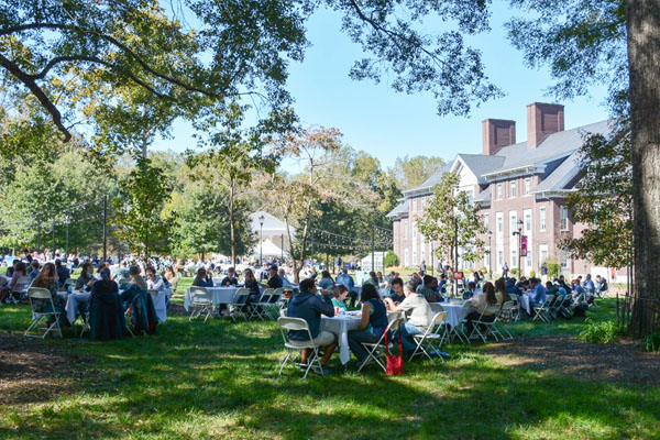 Family Weekend 2021 - families gathered on the quad.