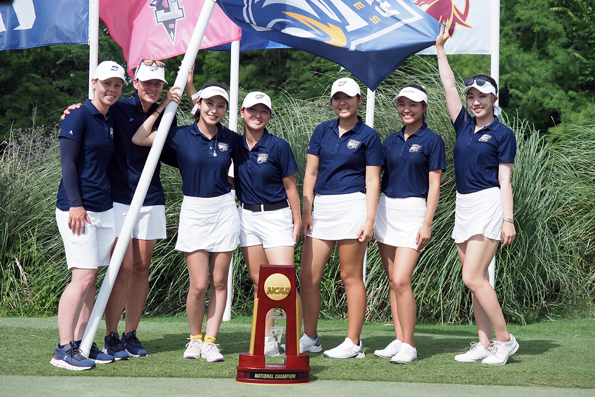 Emory's golf team poses with the NCAA championship trophy