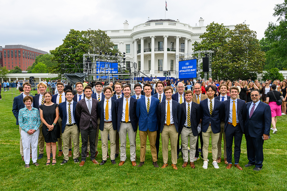 Photo of swimming and diving team on White House lawn