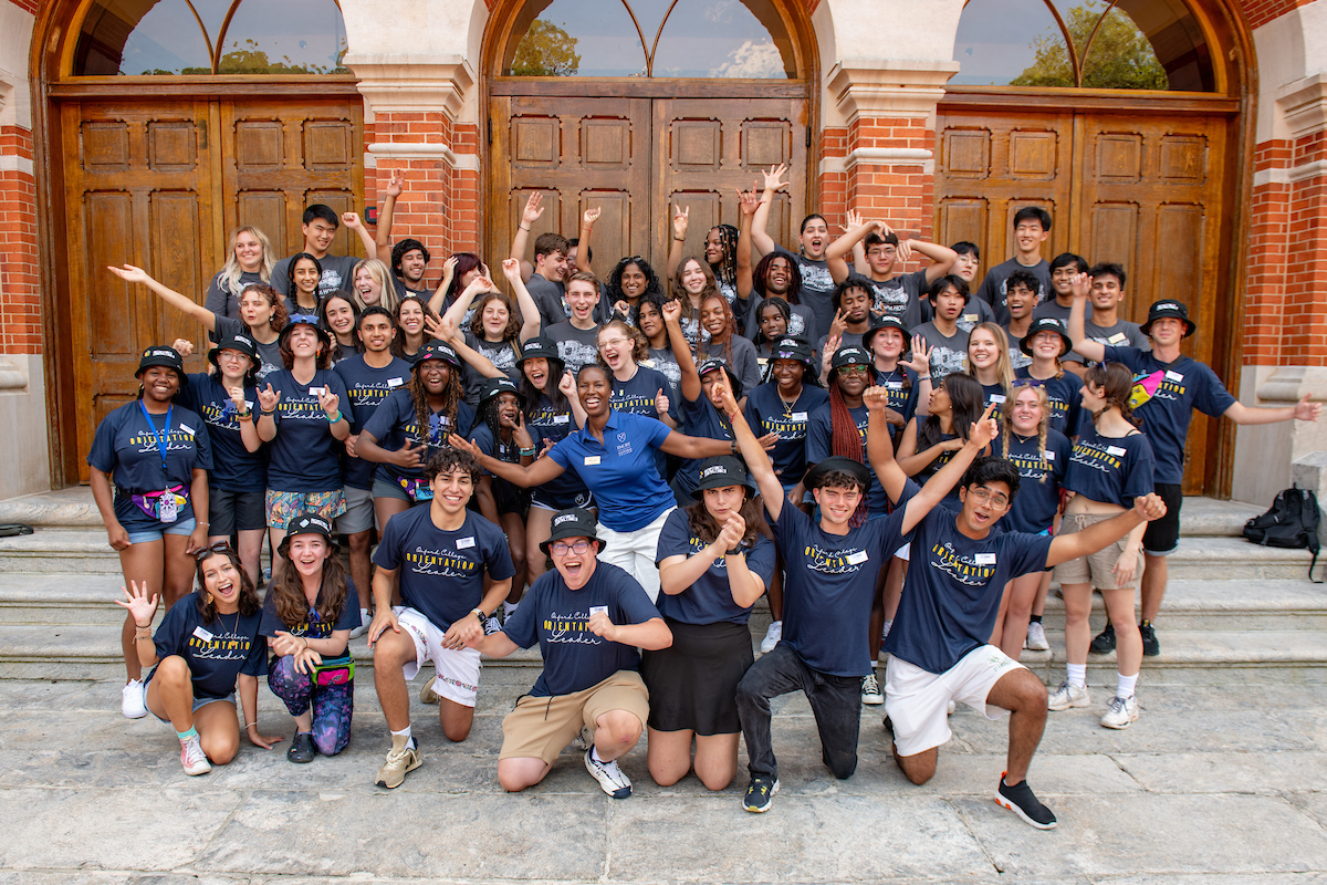 group photo of move in leaders