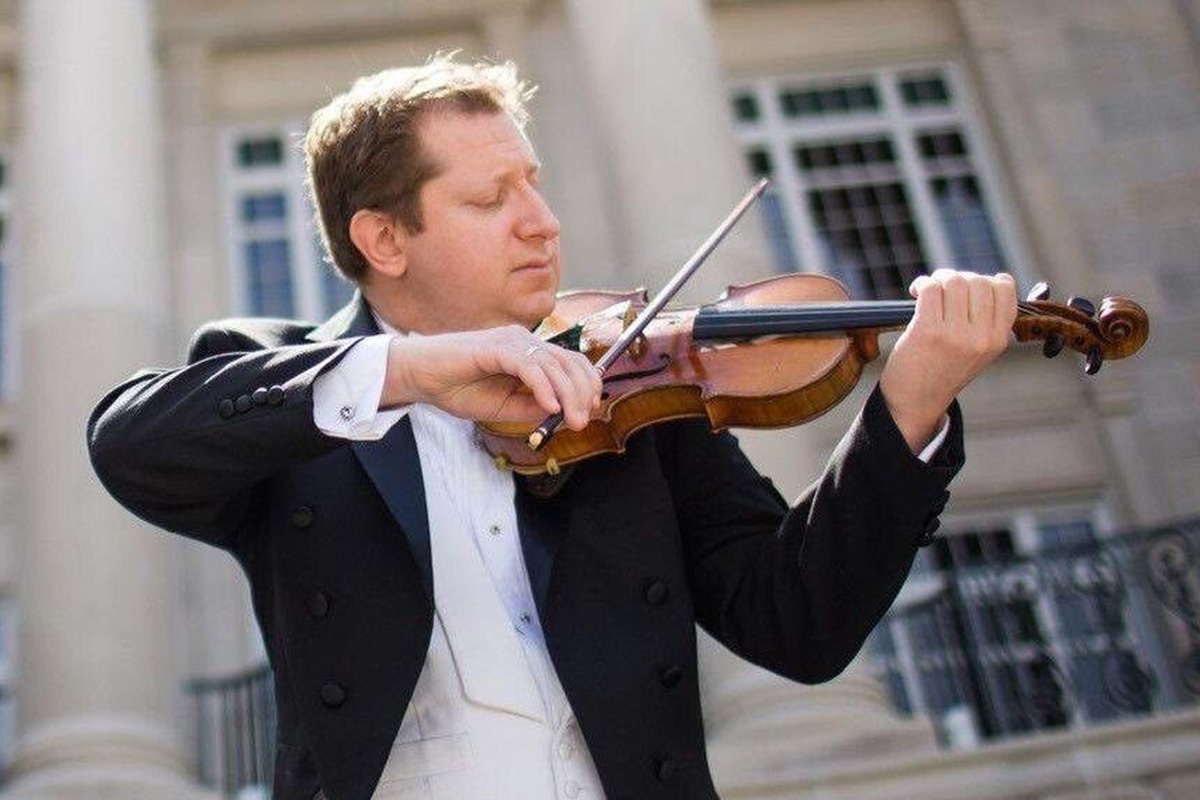 photo of violinist Yuriy Bekker