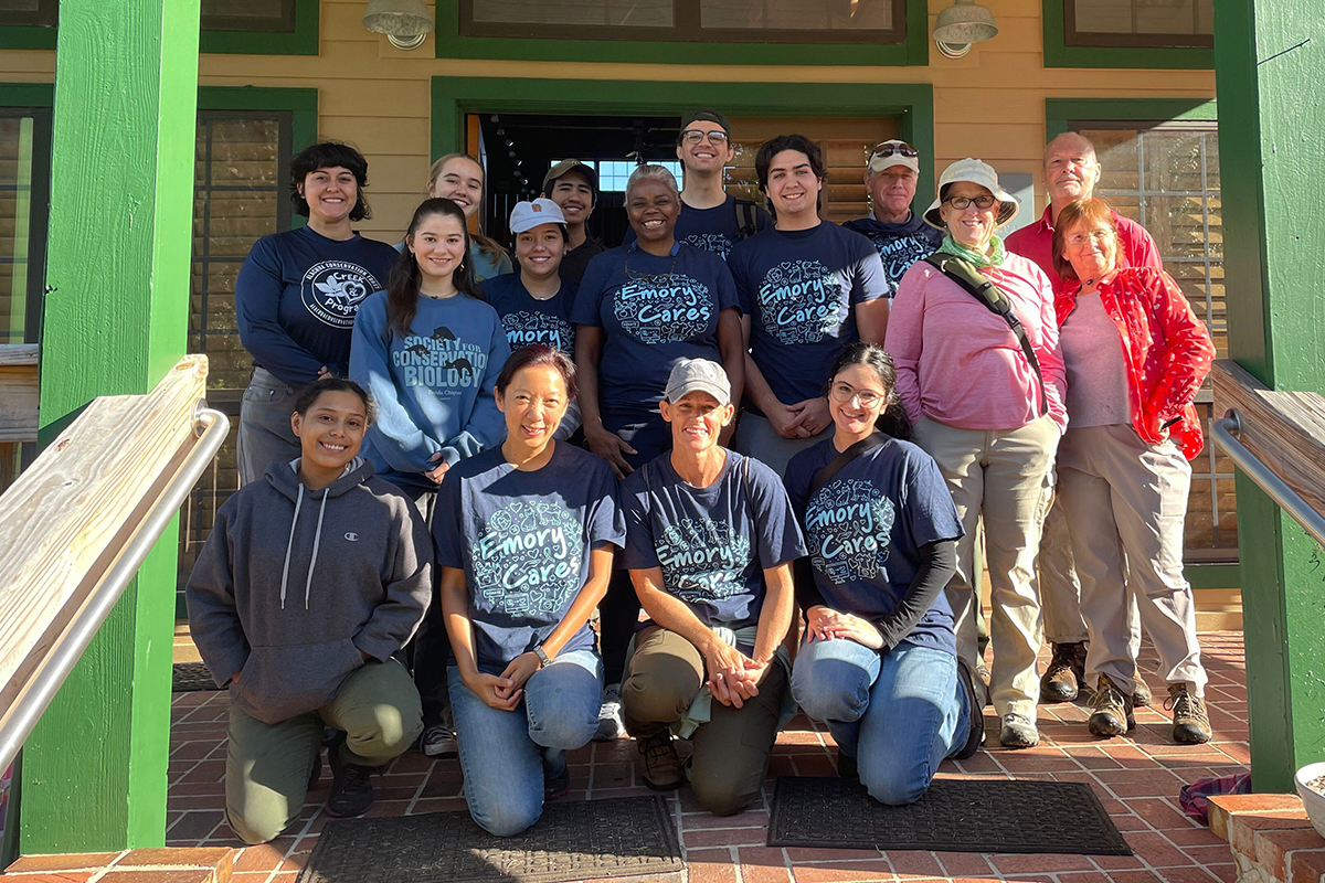 group photo of volunteers